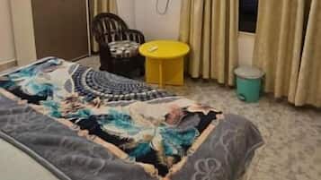 Escritorio, tabla de planchar con plancha y wifi gratis