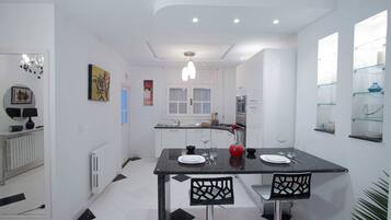 Apartment, 1 Bedroom, Smoking | Dining room