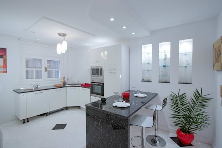 Interior. L'onde du Lac - Chic Apartment With Private Suite