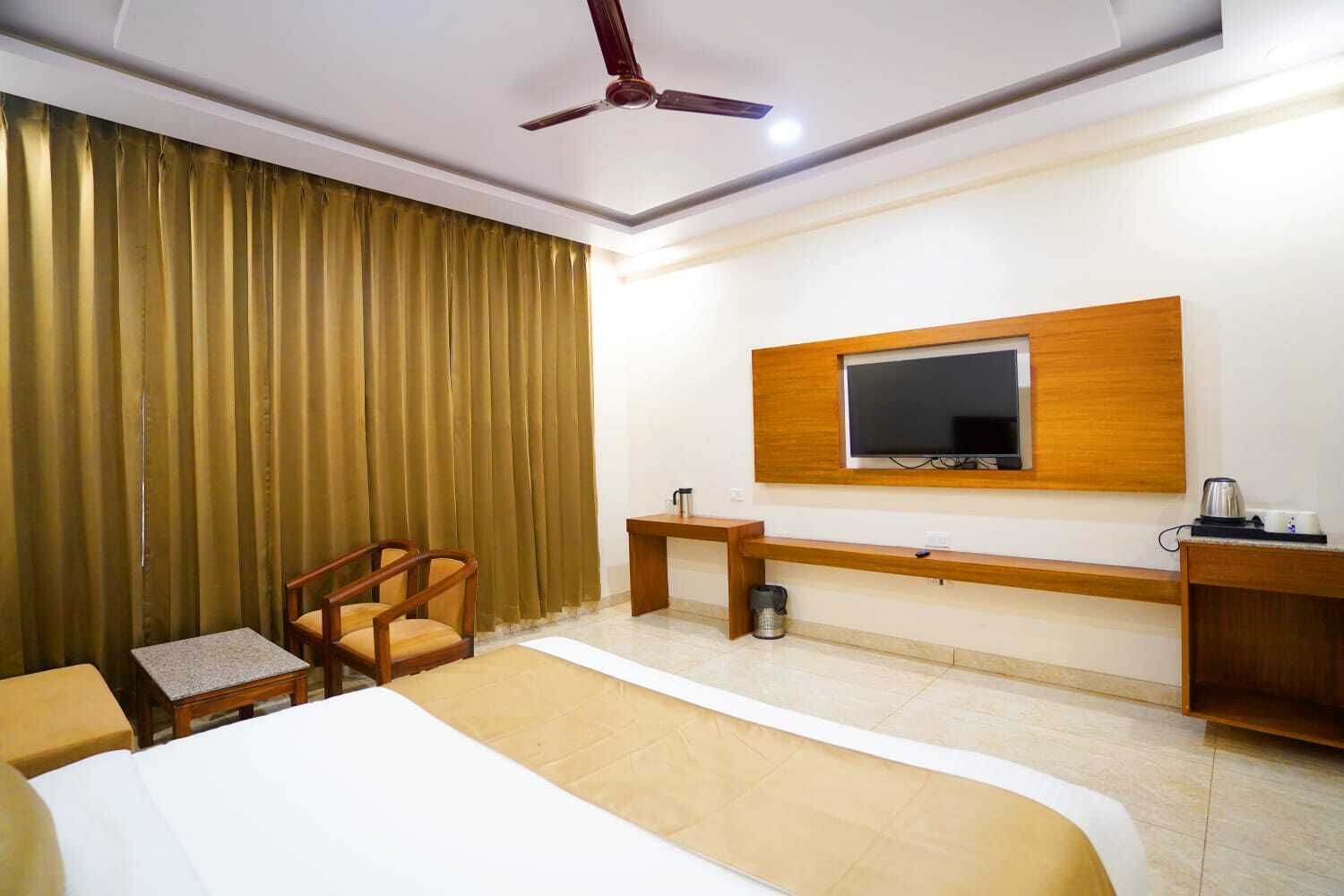 Deluxe Double Room | Laptop workspace, free WiFi