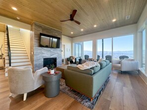 Smart TV y chimenea 