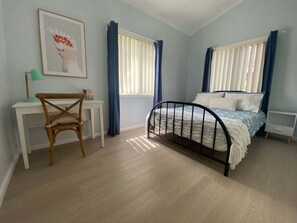 4 bedrooms, bed sheets - Coastal Holiday House ~ Only one street back from the beach! (Manyana)