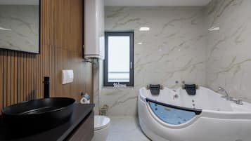 Appartamento familiare, camere multiple, 2 bagni (Luxury City Penthouse Adialuxe S7) | Bagno | Doccia, asciugacapelli, asciugamani, sapone