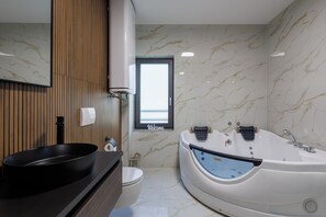 Family Apartment, Multiple Bedrooms, 2 Bathrooms (Luxury City Penthouse Adialuxe S7) | Bilik Mandi | Pancuran mandi, pengering rambut, tuala disediakan, sabun 
