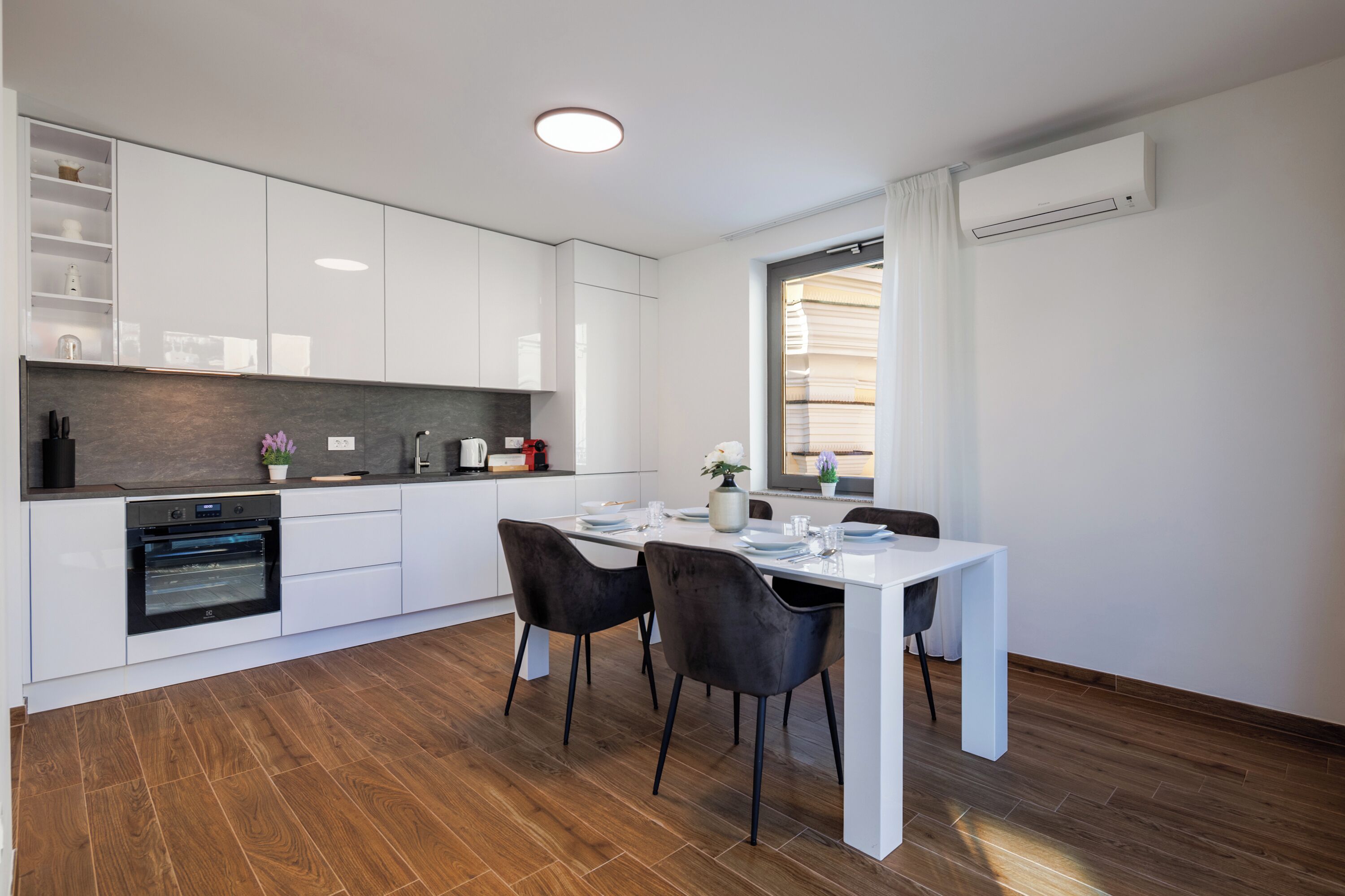 Perhehuoneisto, useita makuuhuoneita, 2 kylpyhuonetta (Luxury city Penthouse Adialux S7) | Yksityinen keittiö | Jääkaappi, uuni, liesi, astianpesukone