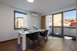 Family Apartment, Multiple Bedrooms, 2 Bathrooms (Luxury City Penthouse Adialuxe S7) | Tempat makan