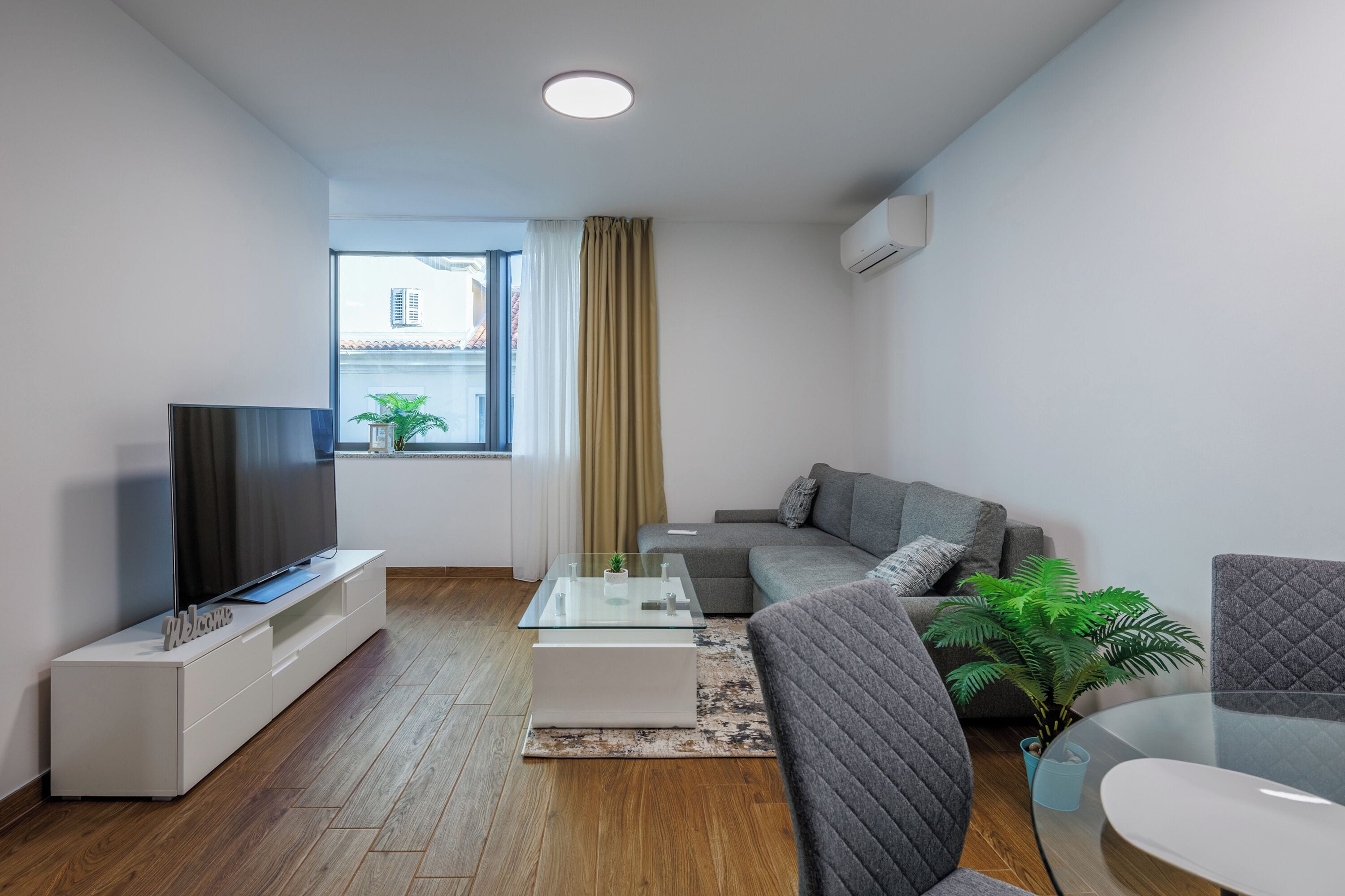Family Apartment, Multiple Bedrooms (Luxury City Apartment Adialuxe S4) | Ruang tamu | 21 inci sebuah televisyen pintar dengan kabel 