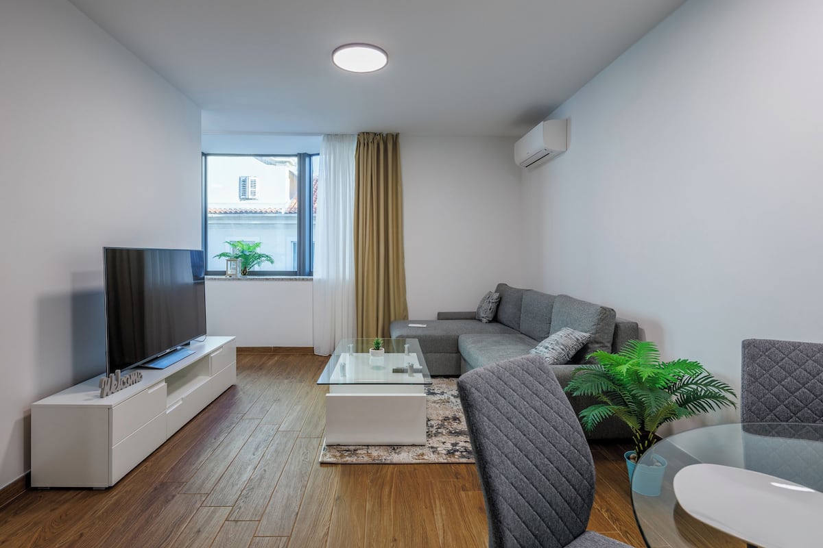Departamento familiar, varias habitaciones (Luxury City Apartment Adialuxe S4) | Área de sala de estar | Smart TV de 21 pulgadas con canales por cable