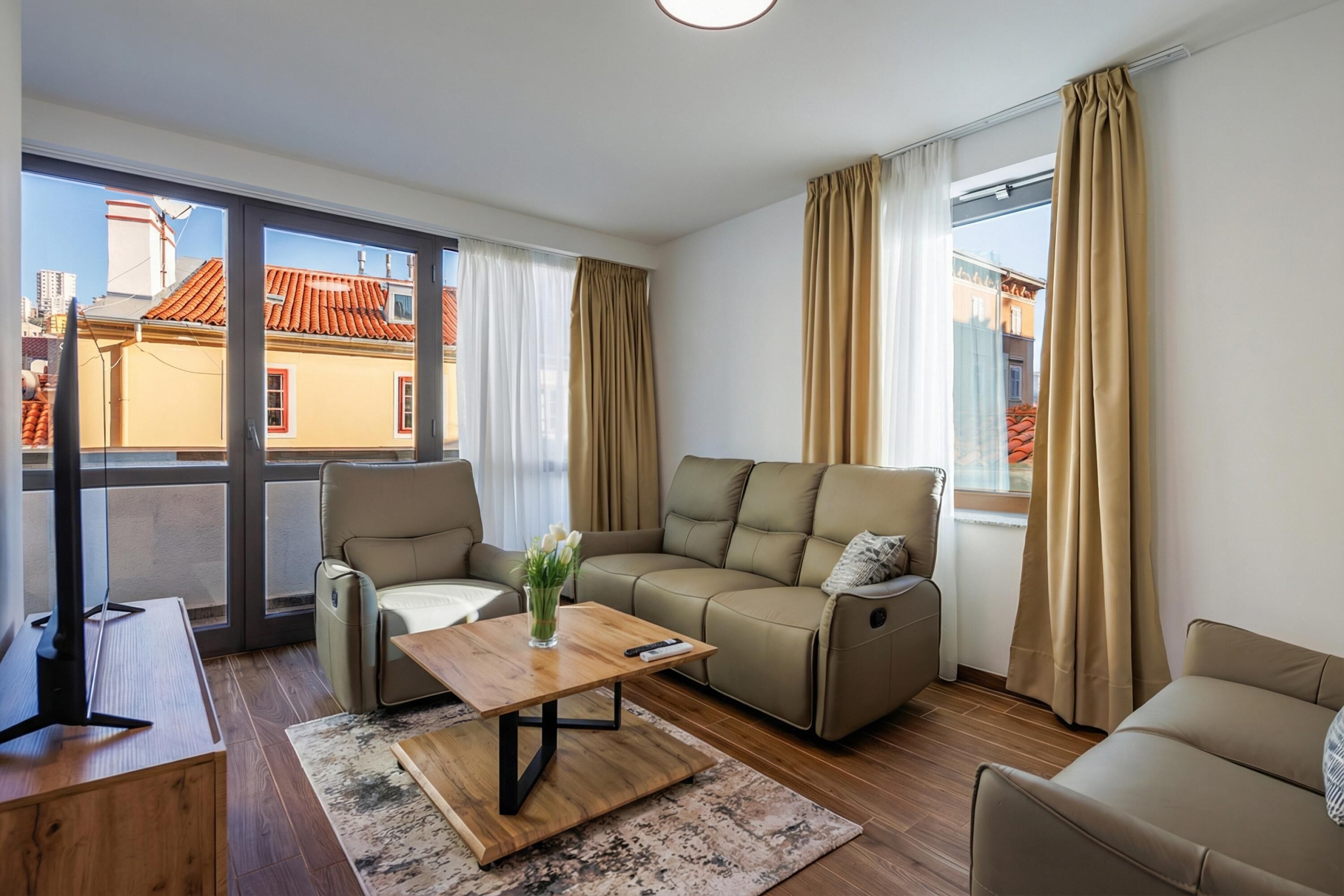 Departamento familiar, varias habitaciones, 2 baños (Luxury City Penthouse Adialuxe S7) | Área de sala de estar | Smart TV de 21 pulgadas con canales por cable 