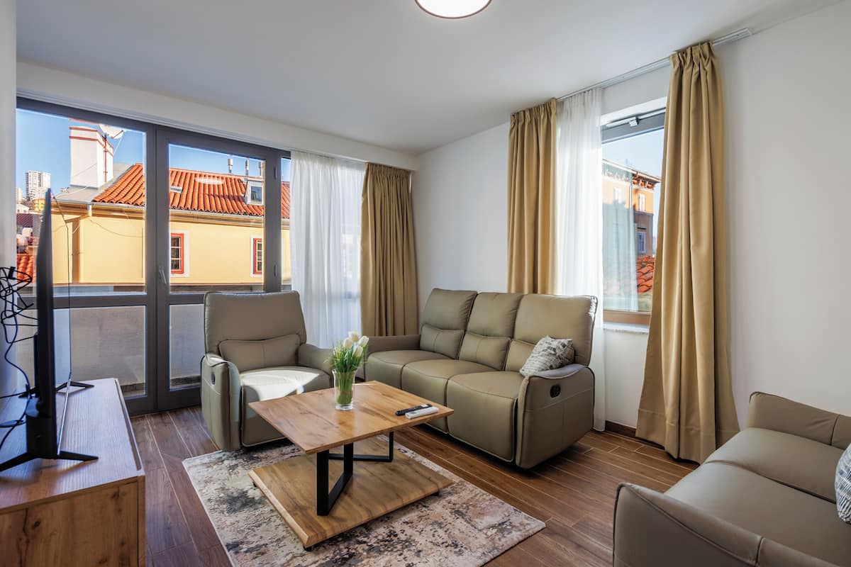 Family Apartment, Multiple Bedrooms, 2 Bathrooms (Luxury City Penthouse Adialuxe S7) | Living area | 21-inch Smart TV with cable channels