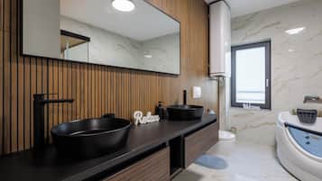 Family Apartment, 2 Bedrooms, 2 Bathrooms (Luxury City Penthouse Adialuxe S7) | Private spa tub