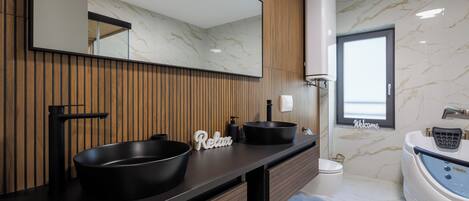 Family Apartment, Multiple Bedrooms, 2 Bathrooms (Luxury City Penthouse Adialuxe S7) | Private spa tub