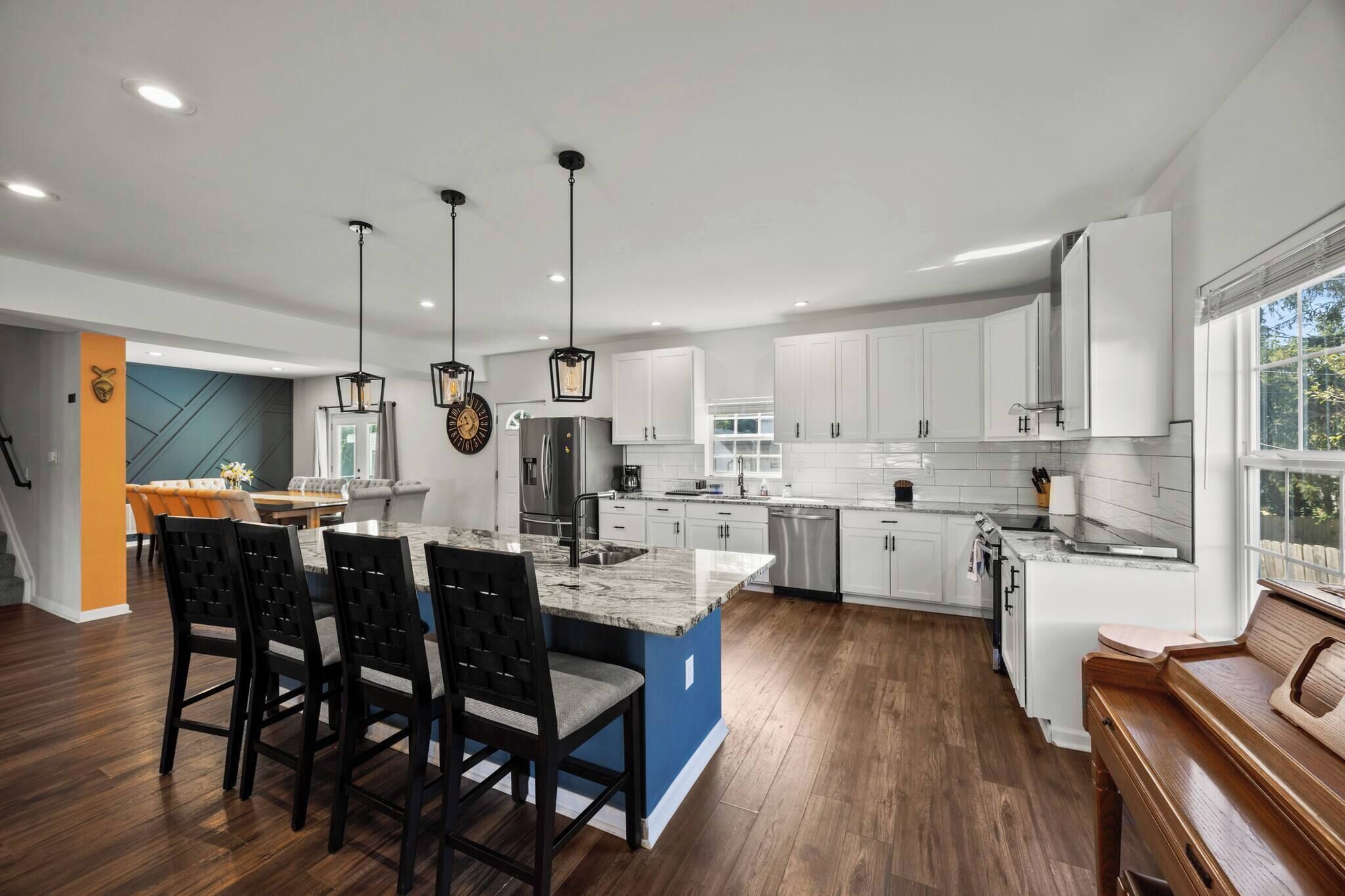 Kühlschrank, Mikrowelle, Herdplatte, Geschirrspüler