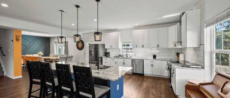 Kühlschrank, Mikrowelle, Herdplatte, Geschirrspüler