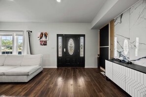 Lobby - Top-Notch Columbus Retreat with on Demand Driver (Columbus)