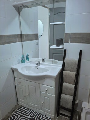 Shower, hair dryer, towels, soap - Apartment T3 - Near Blaye - 70 m² - Bungalow - 2 bedrooms - 4 people (Villeneuve)