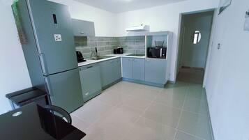 Refrigerador, microondas, horno, placa de cocina