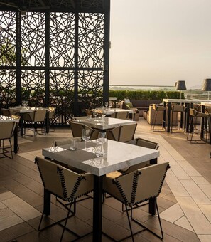 Outdoor dining - Modern 3BDR Apt at Villaggio - Rooftop Pool & Skybar (Accra)