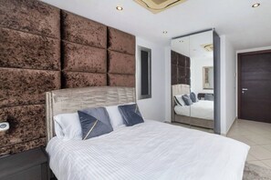 3 bedrooms, iron/ironing board, Internet, bed sheets - Modern 3BDR Apt at Villaggio - Rooftop Pool & Skybar (Accra)