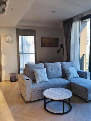 TV - 2 Bed Room Sea View Luxury Unit - Beachfront Unit (Pattaya Nungprue)
