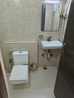 Quarto casal clássico | Banheiro | Chuveiro, produtos de toalete grátis, toalhas de banho, sabonete