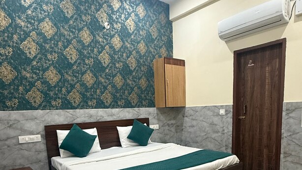Une chambre à coucher avec un lit, une tête de lit en bois, une table de chevet, une armoire, une porte et un tapis à motifs.