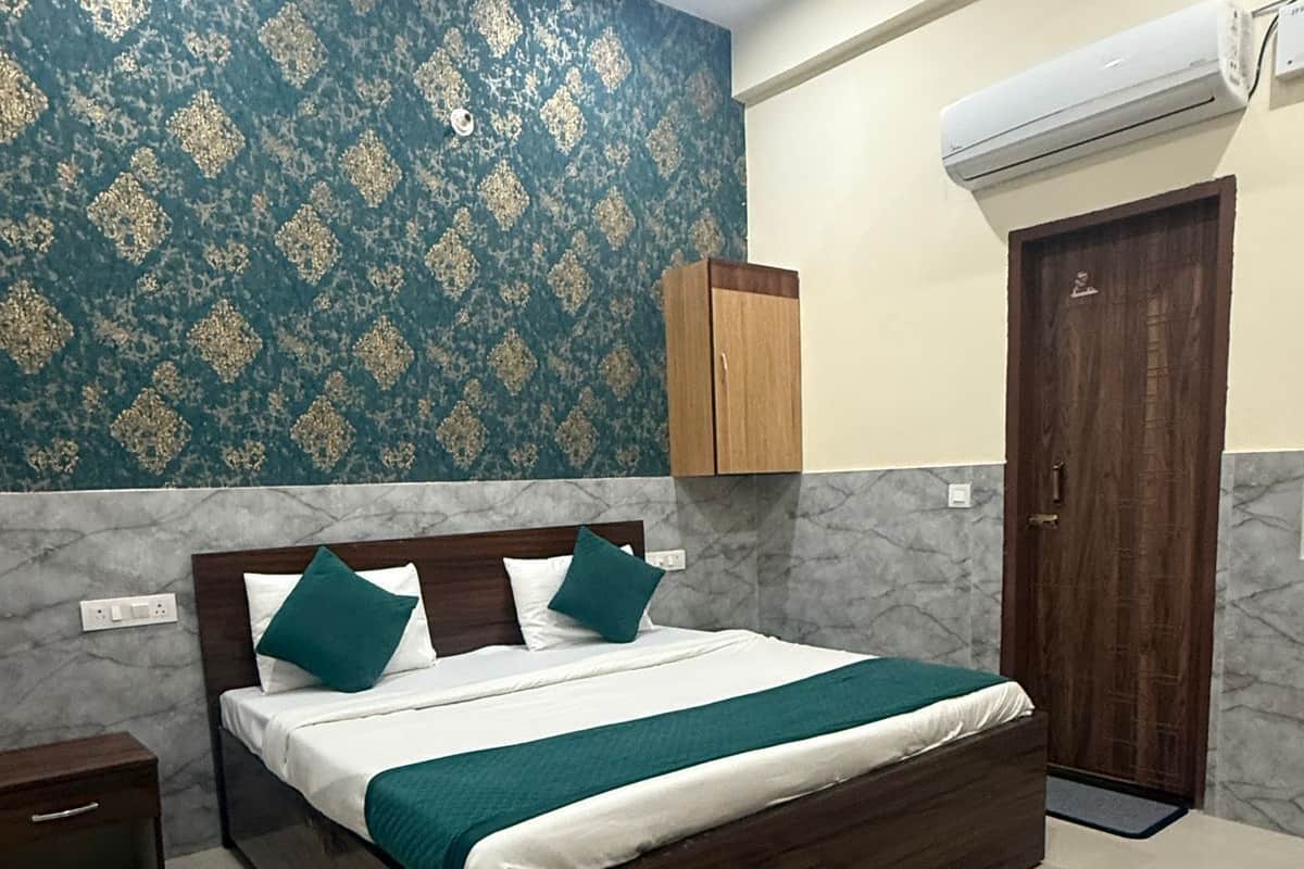 Classic Double Room | In-room safe, desk, free WiFi