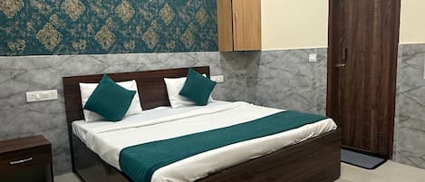 Classic Double Room | In-room safe, desk, free WiFi