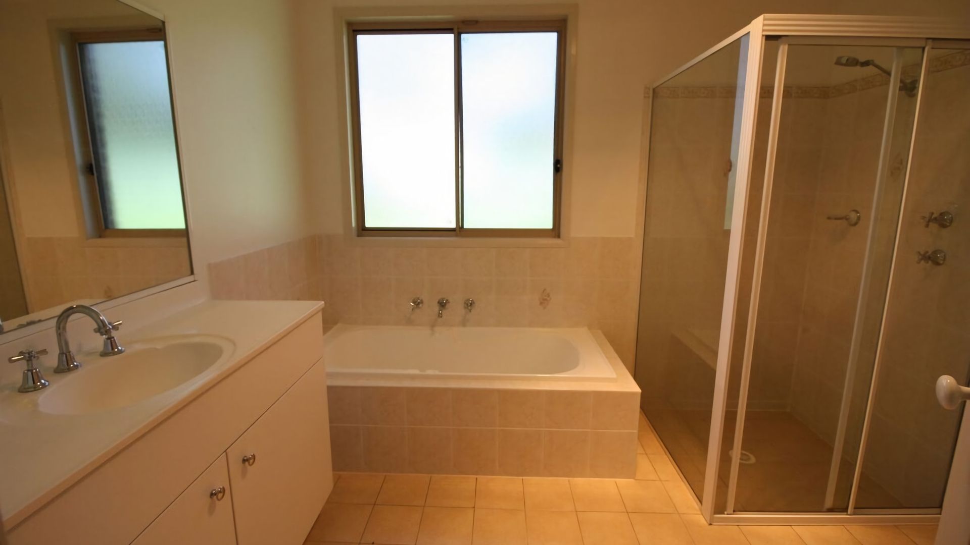 Ein Badezimmer mit einer Badewanne, einer Dusche und einem Fenster.