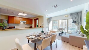 Eine moderne Wohnung mit Essbereich, Küche und Wohnzimmer.