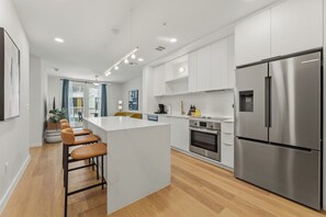 Fridge, oven, stovetop, dishwasher - King Suite w/ Private Balcony | Steps to Zilker Park & Lady Bird | The Code (Austin)
