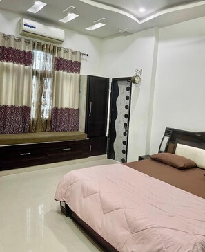 House, Balcony, Lake View - Serene Lakeside Homestay (udaipur)