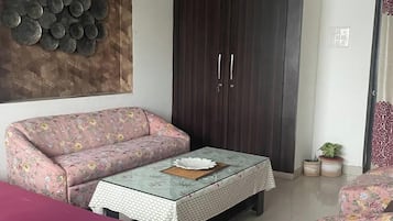 House, Balcony, Lake View | Living area