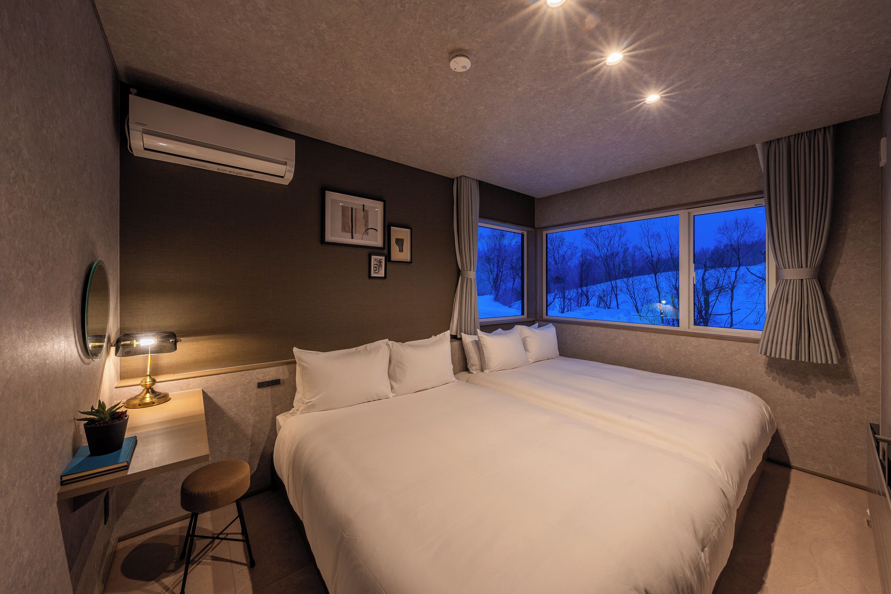 Escritorio, tabla de planchar con plancha y wifi gratis 