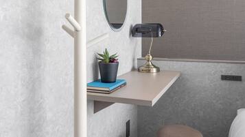 Apartment | Desk, iron/ironing board, free WiFi