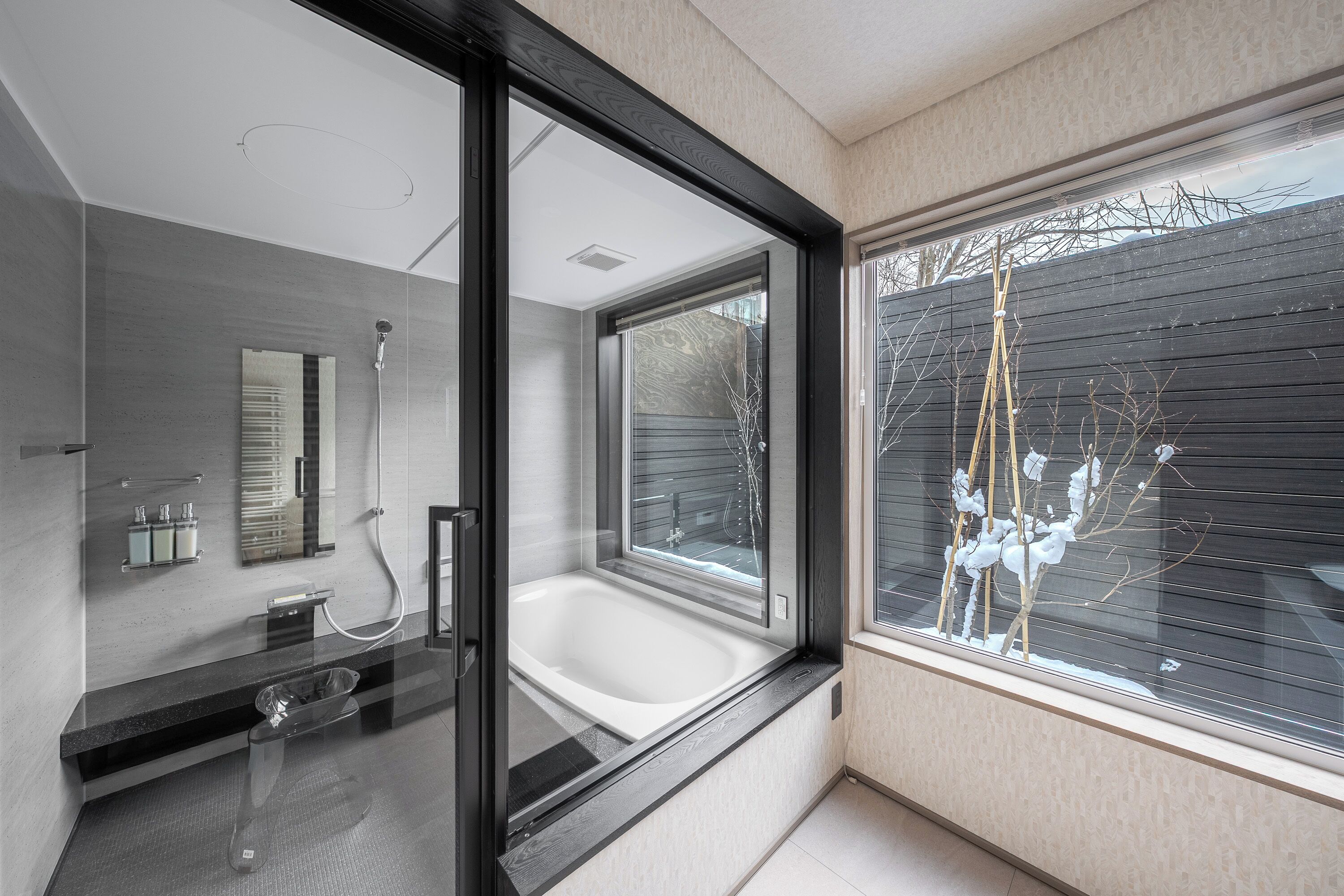 Apartament | Bany | Combinació de dutxa i banyera i articles de tocador gratuïts 
