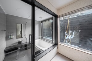 Apartamento | Baño | Ducha y bañera combinadas y artículos de higiene personal gratuitos