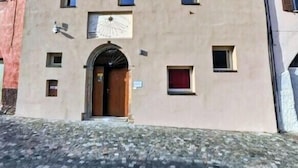 Un bâtiment doté d’une entrée centrale, de nombreuses fenêtres et d’un petit balcon.