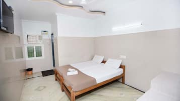 Escritorio, espacio para trabajar con laptop y wifi gratis