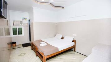 Escritorio, espacio para trabajar con laptop y wifi gratis