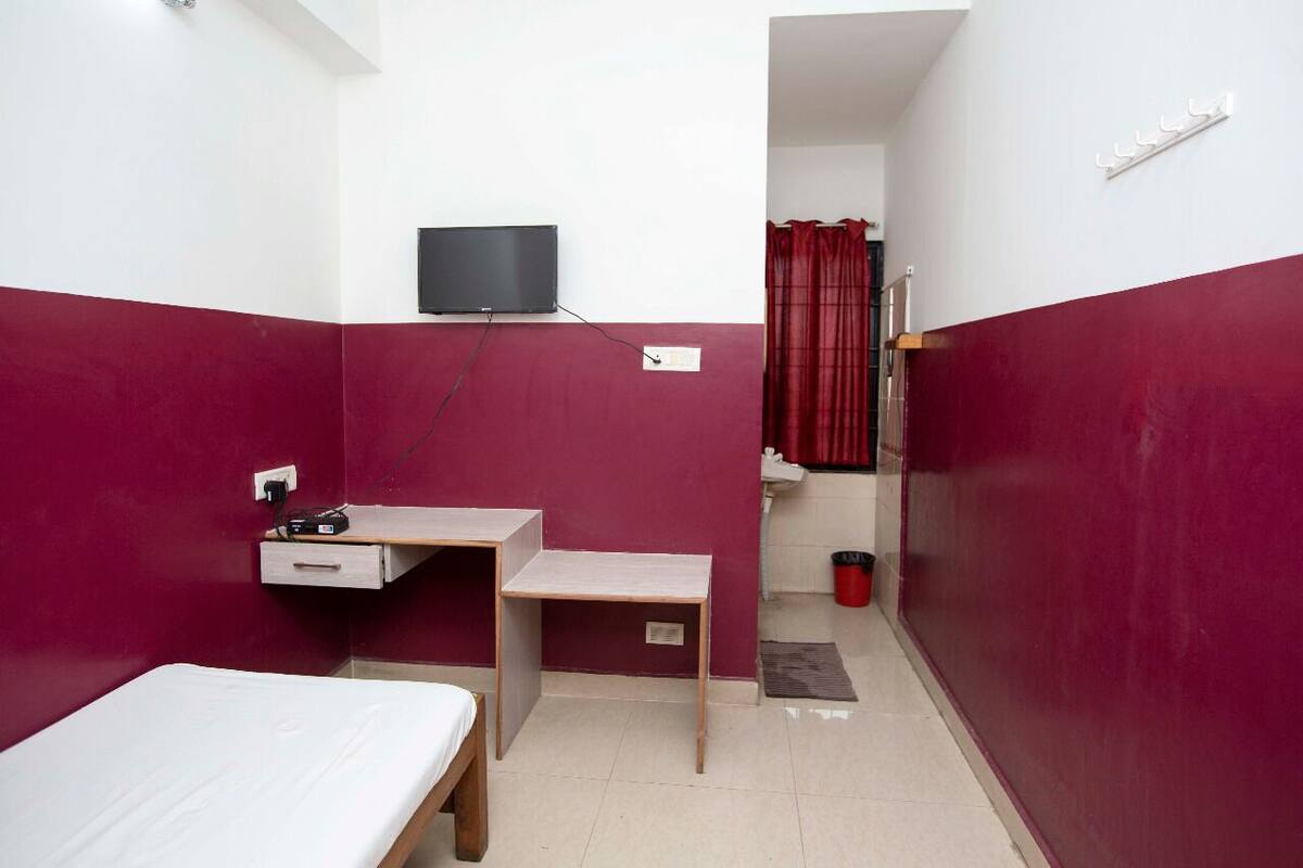 Desk, laptop workspace, WiFi (free)