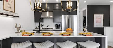 Refrigerador, microondas, horno, placa de cocina