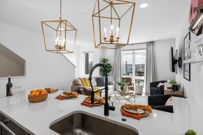 Smart TV, ping pong - Rooftop Hot Tub + Games + Views Near Broadway | Dixieland Delight by AvantStay (Nashville)
