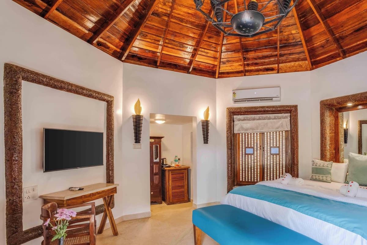 Octagonal Cottage | Individually decorated, individually furnished, desk, laptop workspace