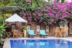 Una piscina al aire libre