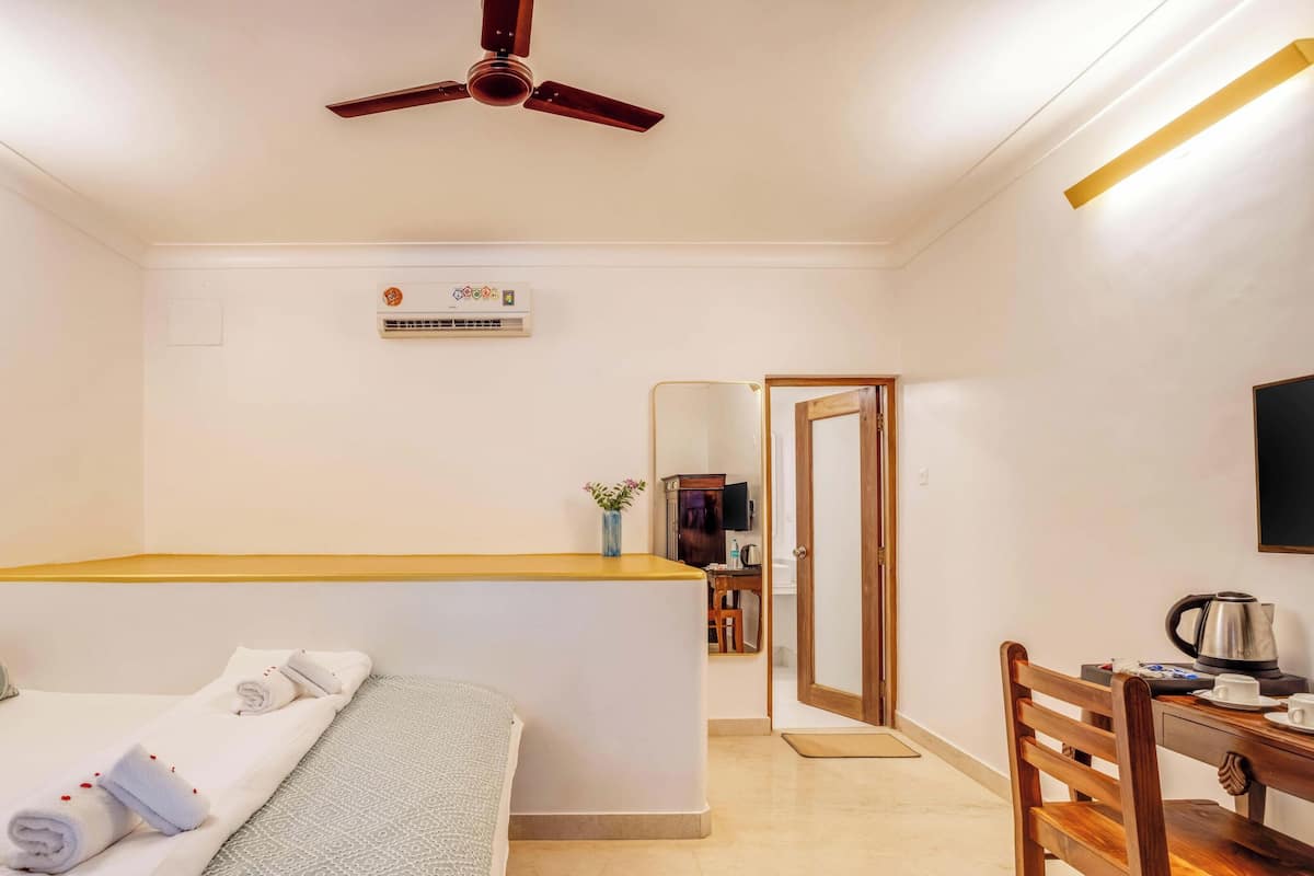 Pool Room 4 | Individually decorated, individually furnished, desk, laptop workspace