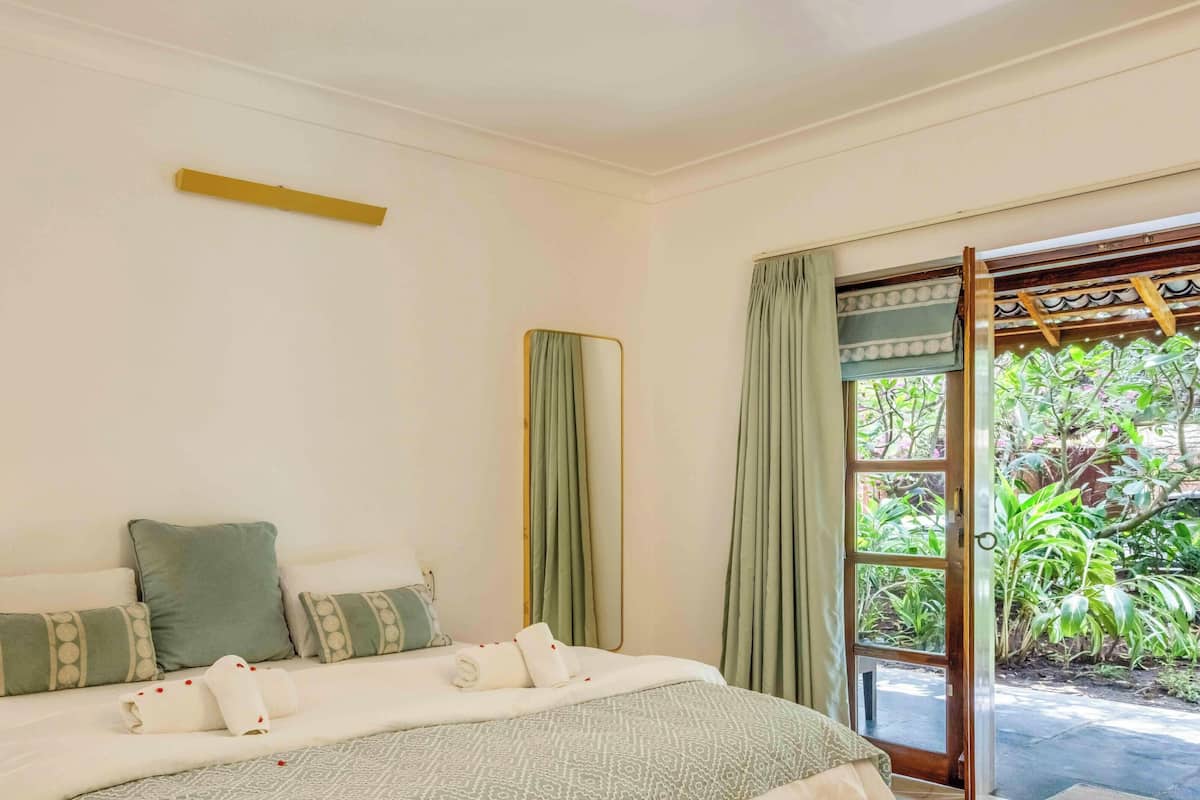 Garden Room 2 | Individually decorated, individually furnished, desk, laptop workspace