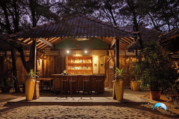 2 bars/lounges