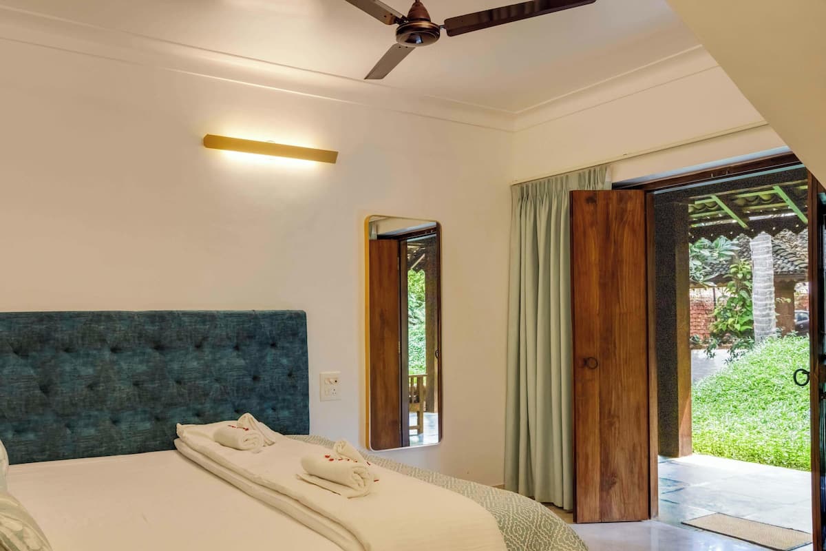 Garden Room 4 | Individually decorated, individually furnished, desk, laptop workspace