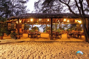 Outdoor dining - Raman Resort (Calangute)
